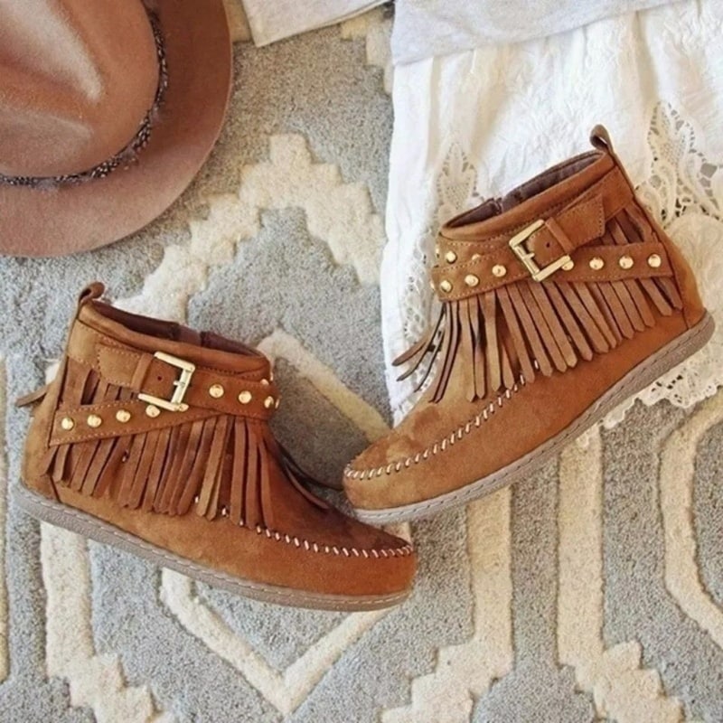 Mocasines indios con flecos y hebillas