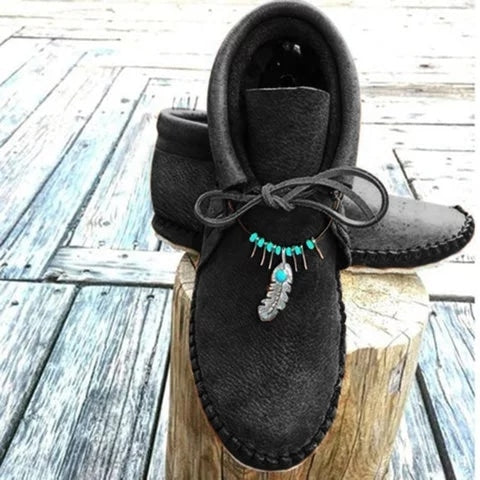 Mocasines indios altos con plumas decorativas