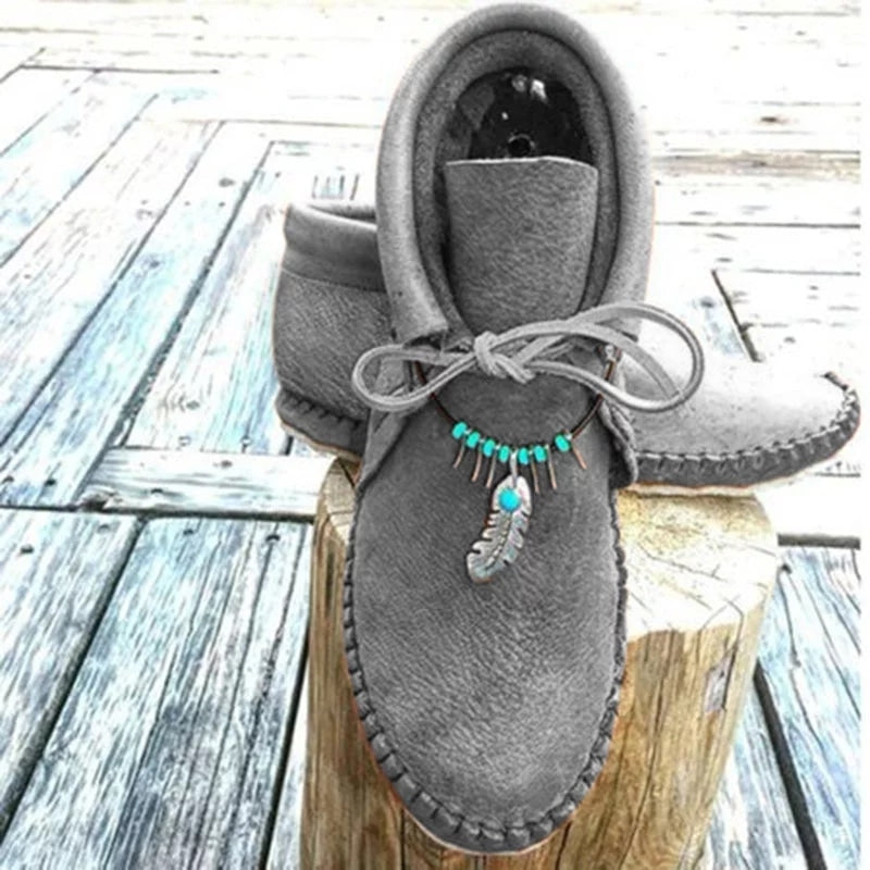 Mocasines indios altos con plumas decorativas