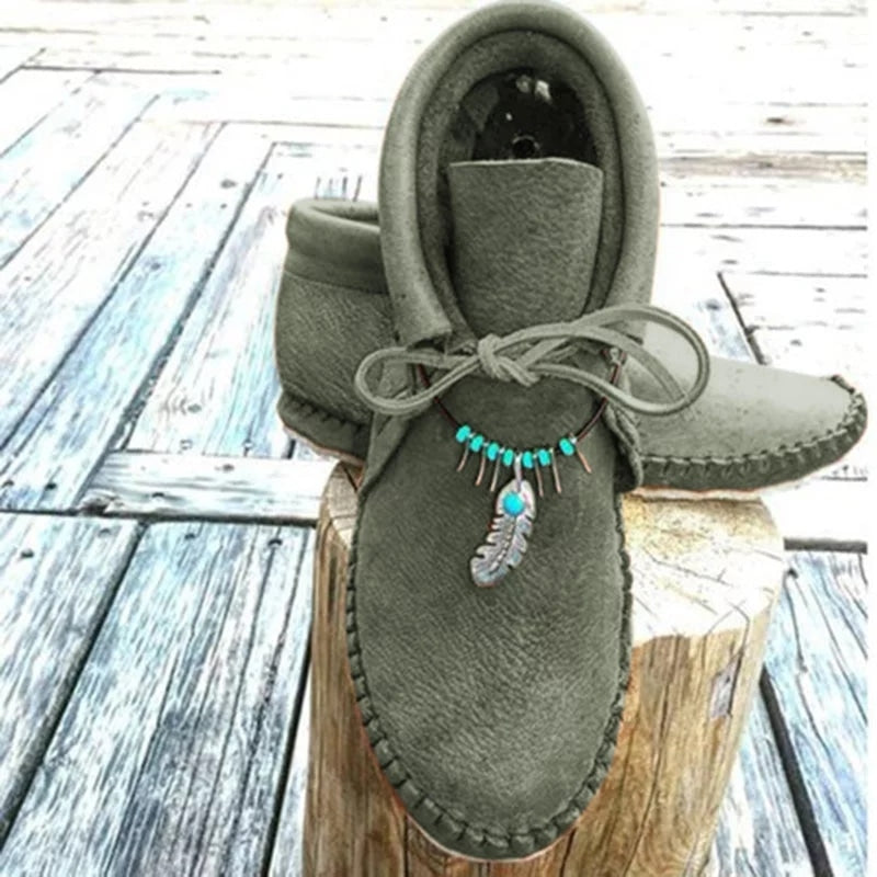 Mocasines indios altos con plumas decorativas