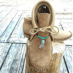 Mocasines indios altos con plumas decorativas, Beige