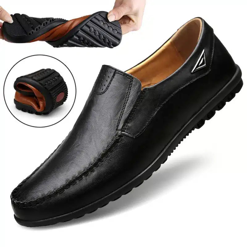 Mocasín negro sobre fondo blanco con una etiqueta que muestra la flexibilidad de la suela.