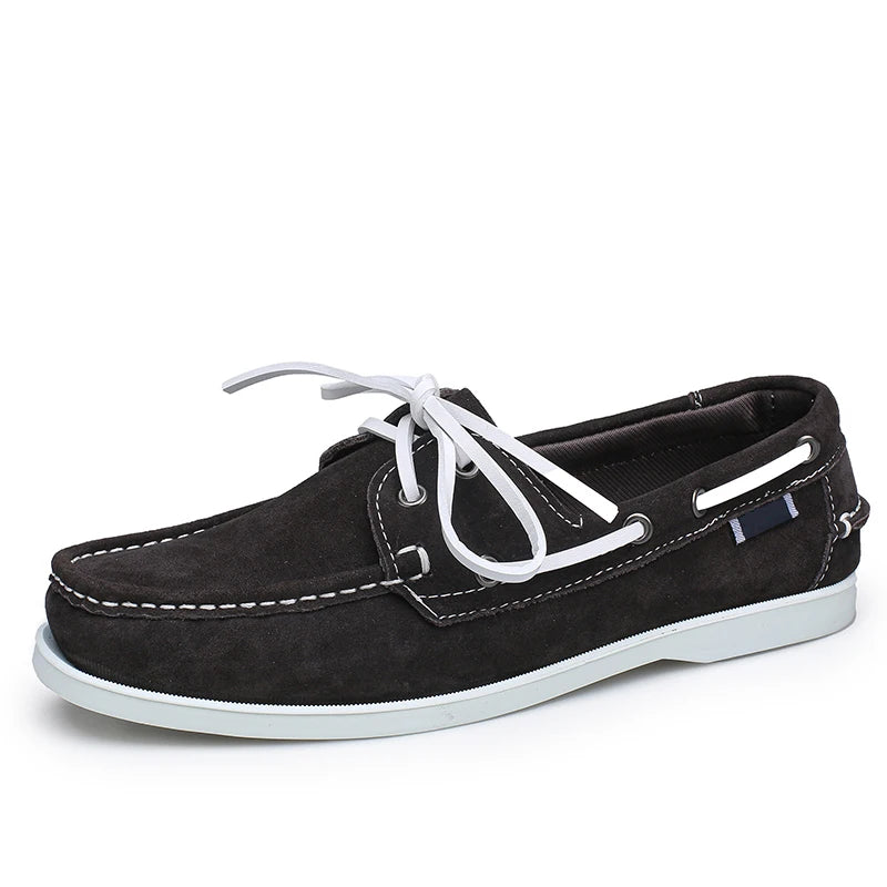 Mocasines náuticos de hombre en ante con cordones blancos, color taupe, vista en ángulo