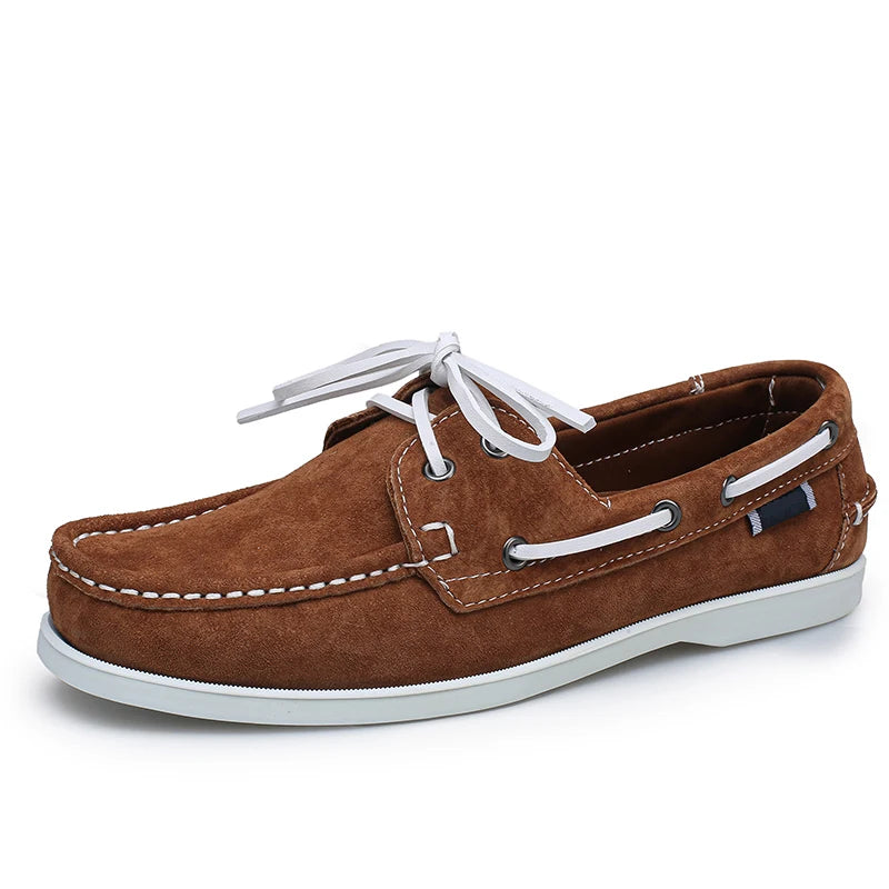 Mocasines náuticos de hombre en ante con cordones blancos, color verde claro, detalle de la punta
