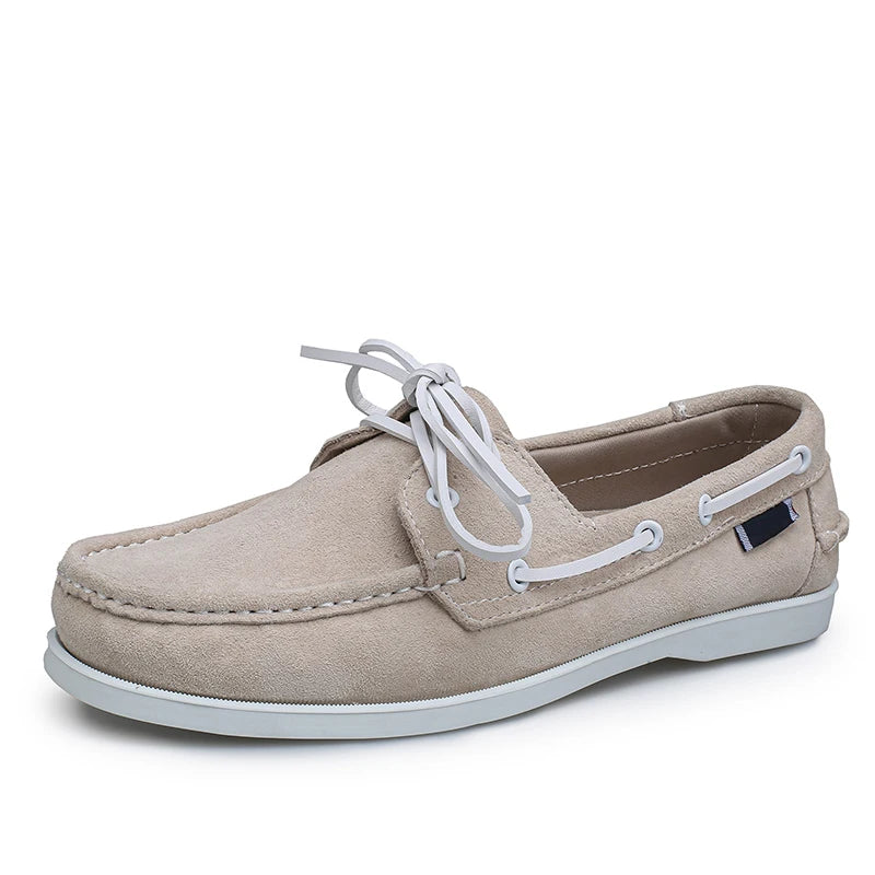 Mocasines náuticos de hombre en ante con cordones blancos, color marrón oscuro, detalle del talón