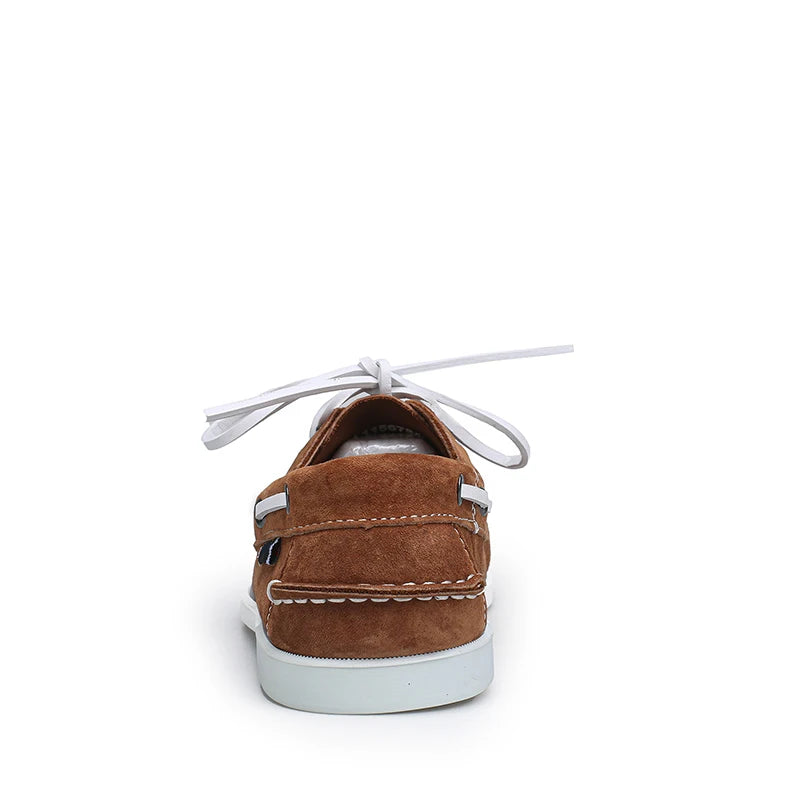Mocasines náuticos de hombre en ante con cordones blancos, color marrón oscuro, vista frontal