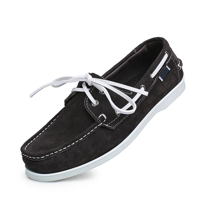 Mocasines náuticos de hombre en ante con cordones blancos, color coñac, vista trasera