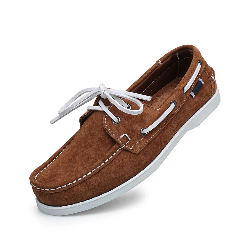 Mocasines náuticos de hombre en ante con cordones blancos, color verde claro, detalle de las costuras