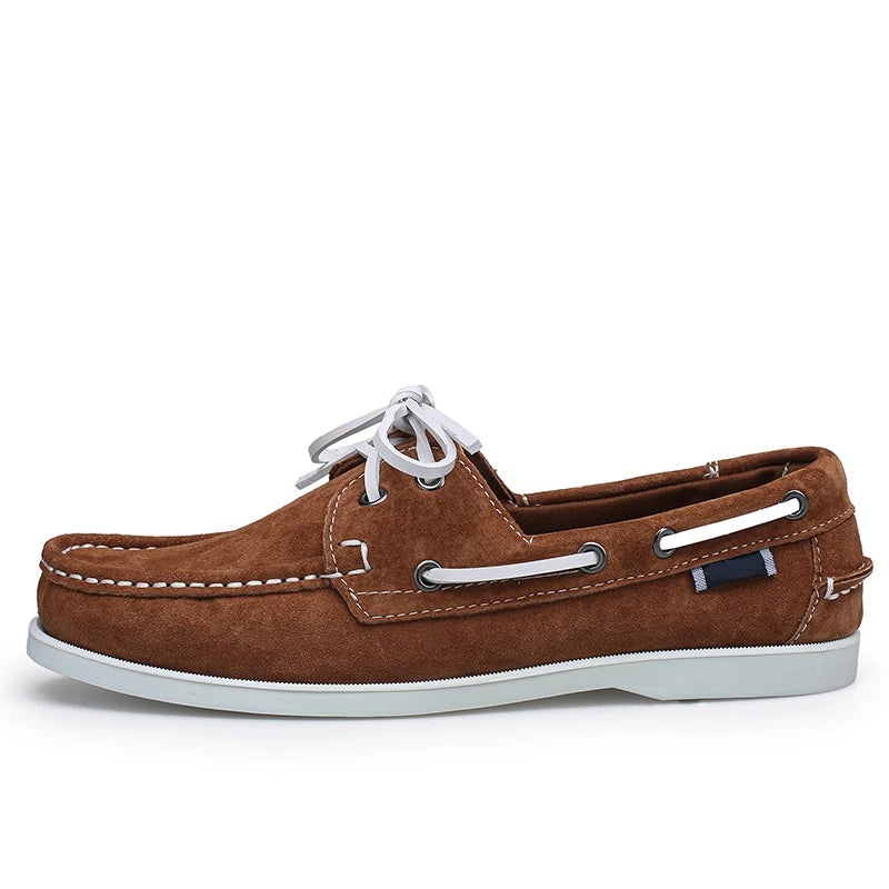Mocasines náuticos de hombre en ante con cordones blancos, color marrón oscuro, par completo