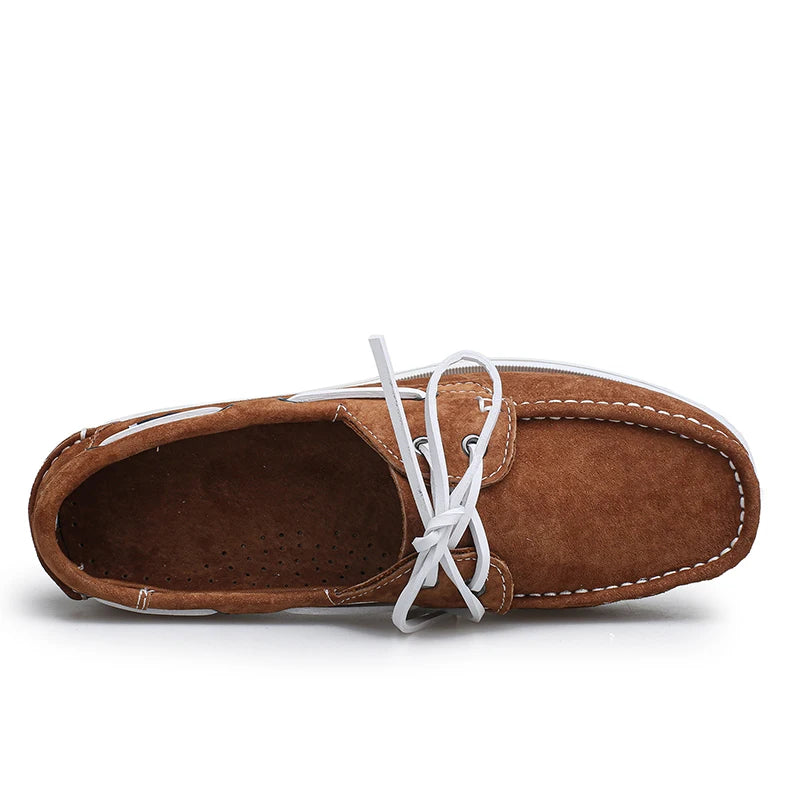 Mocasines náuticos de hombre en ante con cordones blancos, color coñac, puesto en el pie