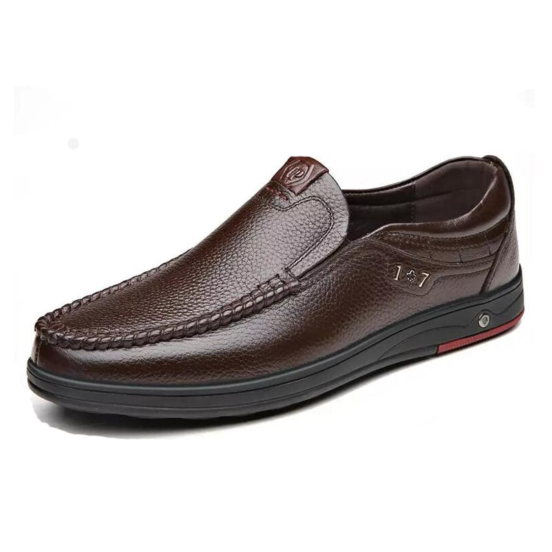 Foto de un mocasín ortopédico de cuero marrón para hombre con suela gruesa.