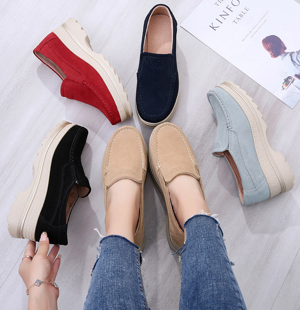 Foto de varios mocasines ortopédicos con plataformas de diferentes colores, colocados alrededor de un par de mocasines beige desgastados.