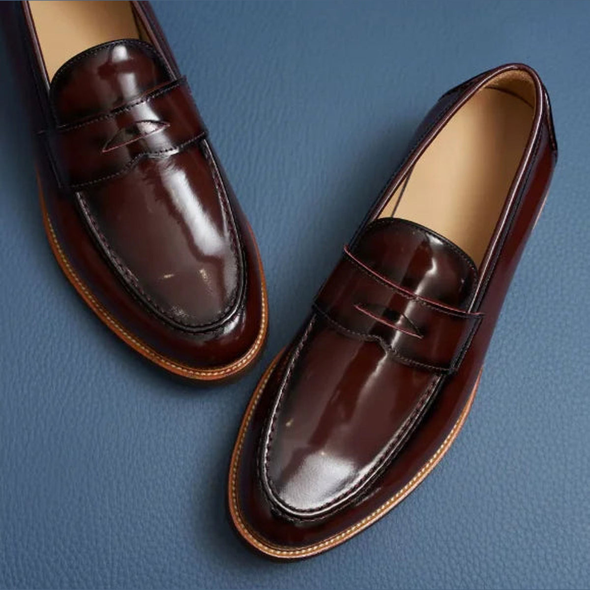 Mocasines penny hombre de ante marrón burdeos, vista en ángulo