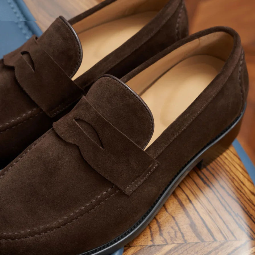 Mocasines penny hombre de ante marrón burdeos, vista de frente