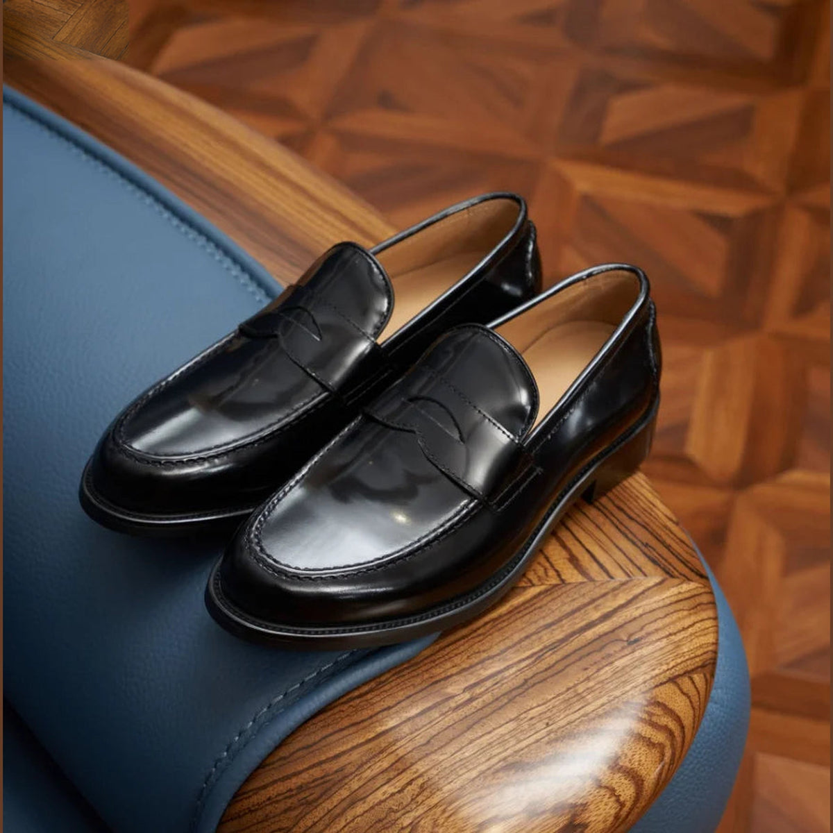 Mocasines penny hombre de ante marrón negro, puesto con un look
