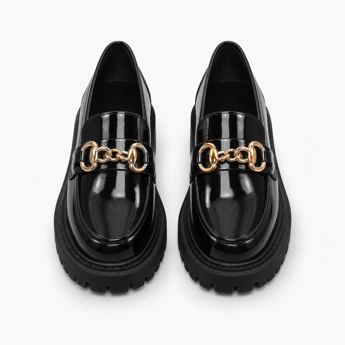 Mocasines de plataforma negros con cadena dorada, vista lateral