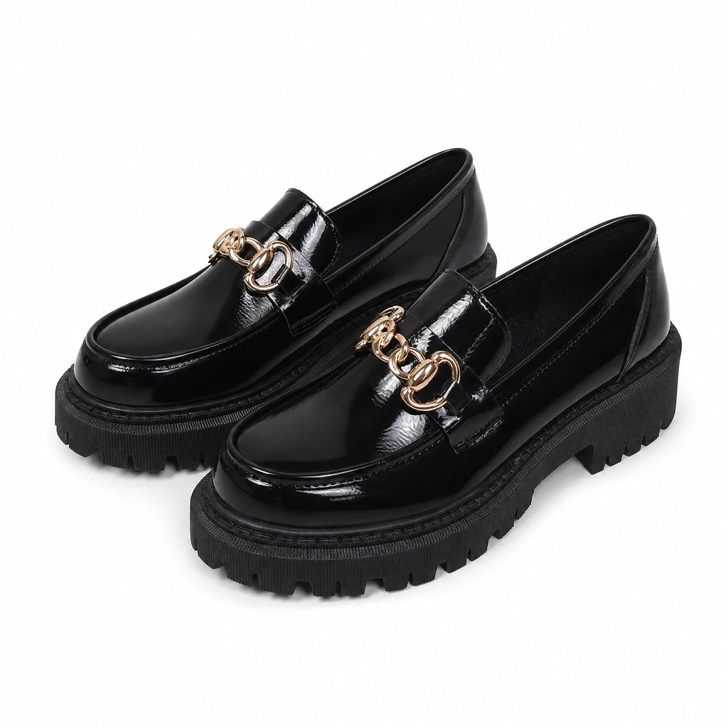 Mocasín negro charol con cadena dorada para mujer