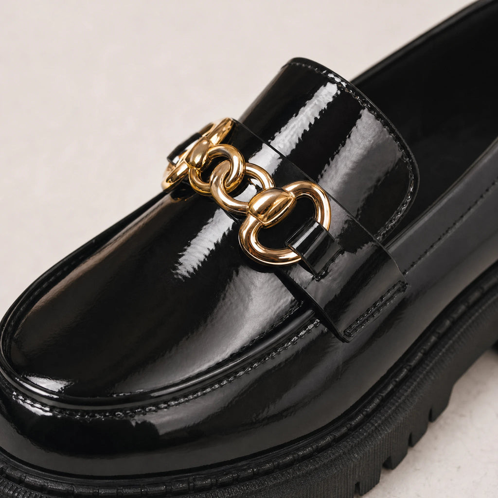 Mocasín negro mate con cadena dorada para mujer