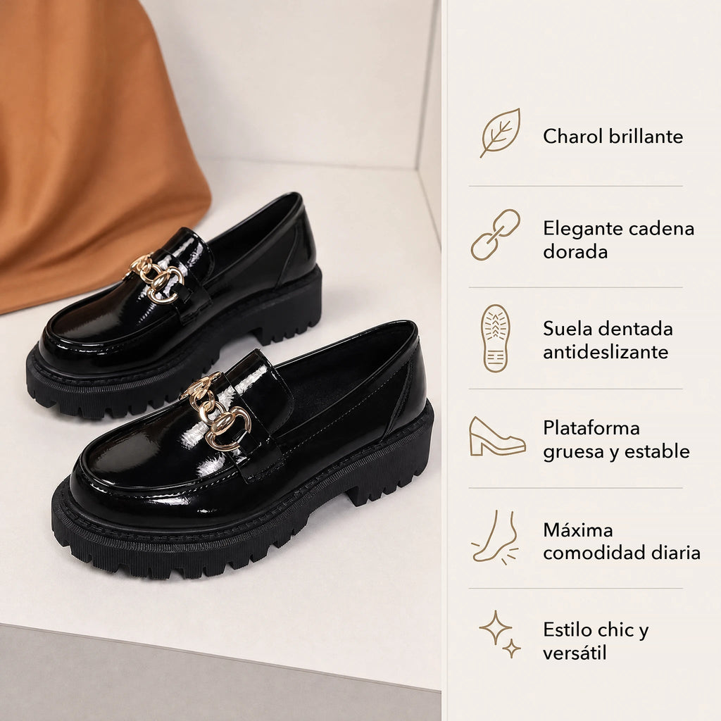 Par de mocasines negros de plataforma con cadena dorada