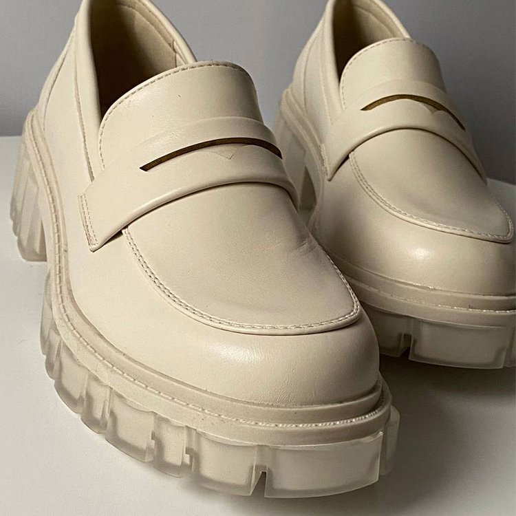 Mocasines simples con tacón y suela gruesa