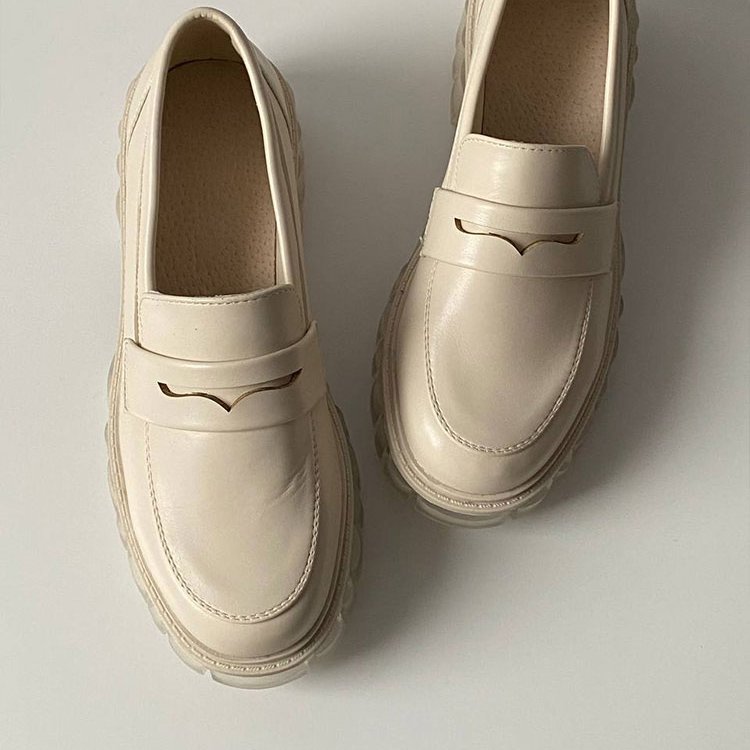 Mocasines simples con tacón y suela gruesa