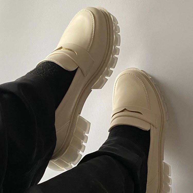 Mocasines simples con tacón y suela gruesa