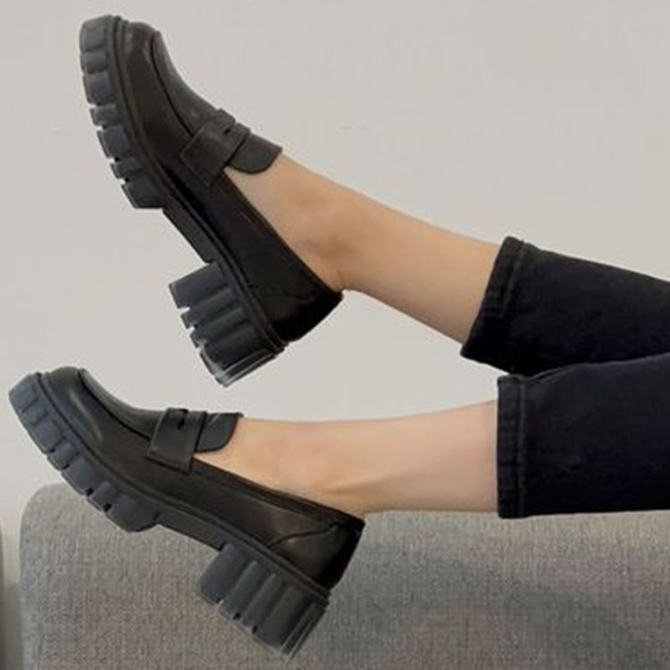 Mocasines simples con tacón y suela gruesa