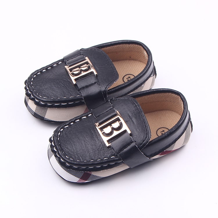 Mocasines elegantes flexibles de cuadros con decoración dorada para bebé