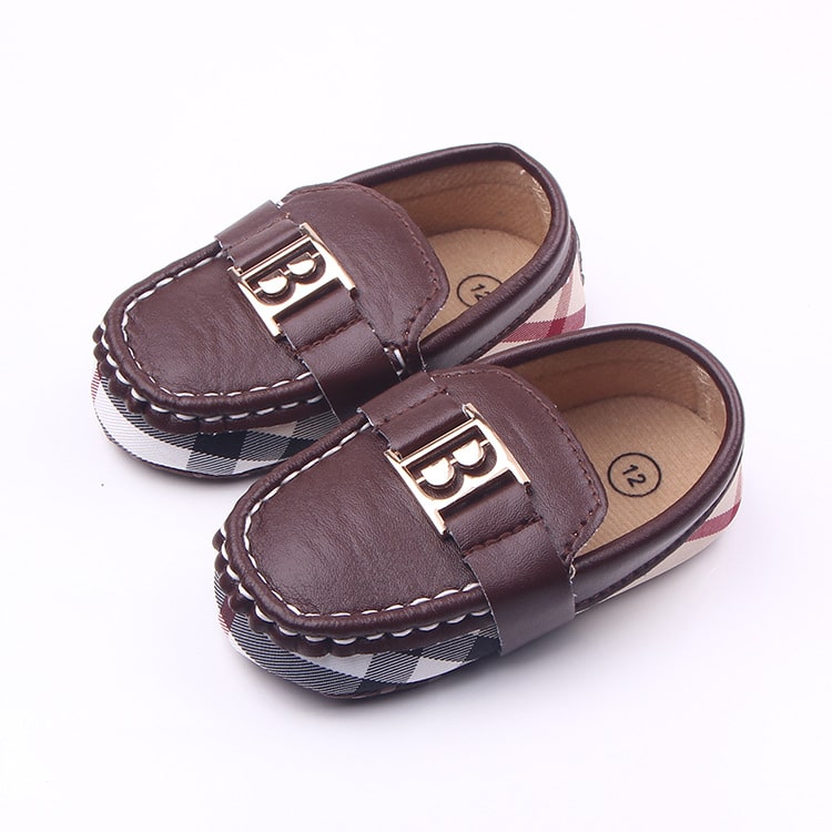 Mocasines elegantes flexibles de cuadros con decoración dorada para bebé