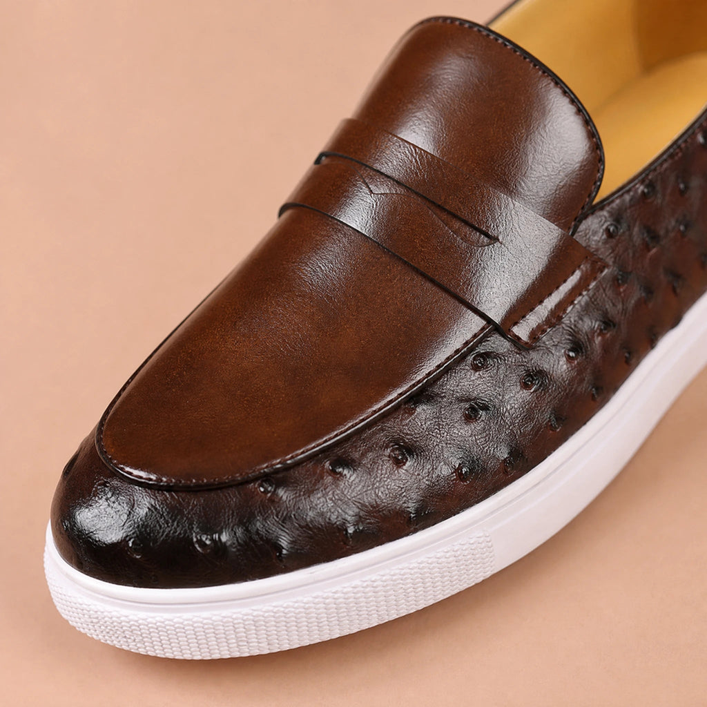 Mocasín negro efecto avestruz con suela blanca, vista lateral