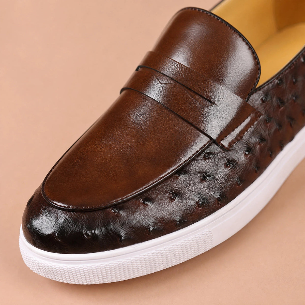 Mocasín negro efecto avestruz con suela blanca, vista lateral