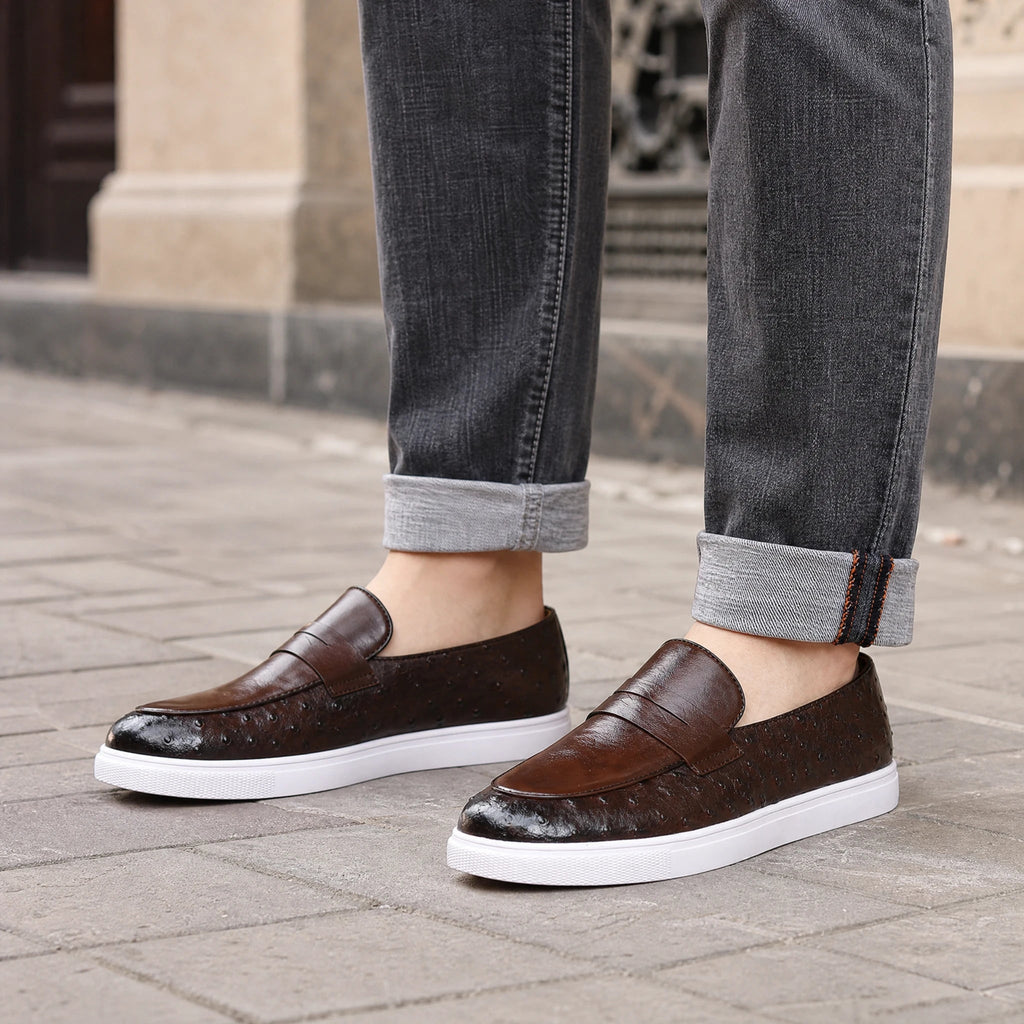 Mocasín marrón efecto avestruz con suela blanca