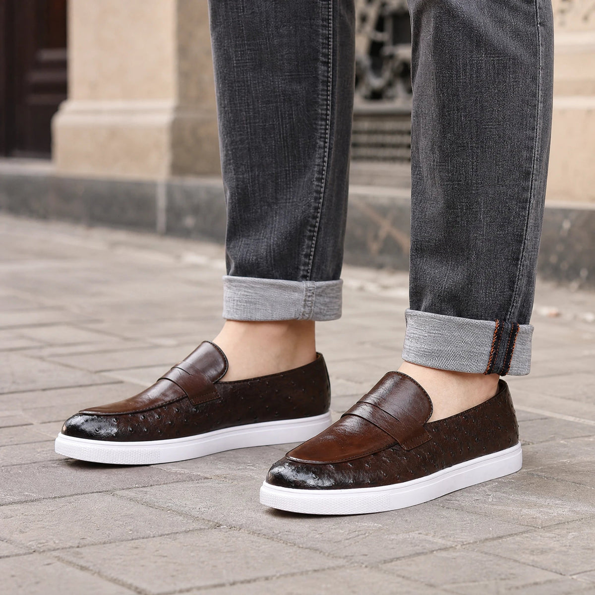 Mocasín marrón efecto avestruz con suela blanca