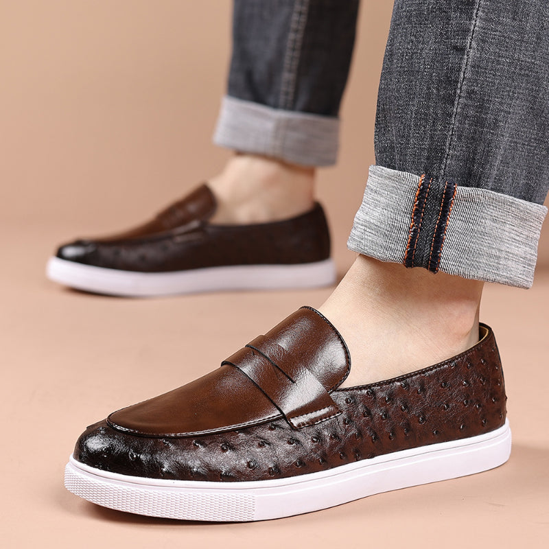 Mocasín negro efecto avestruz, vista de tres cuartos