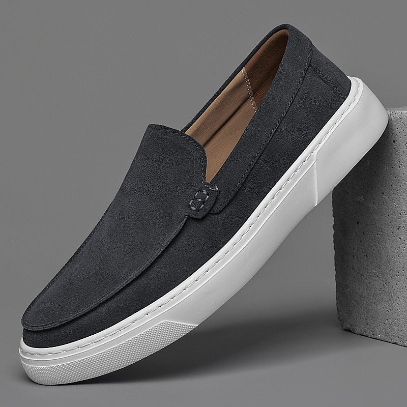 Mocasín de suela gruesa de ante para hombre gris oscuro, vista del perfil