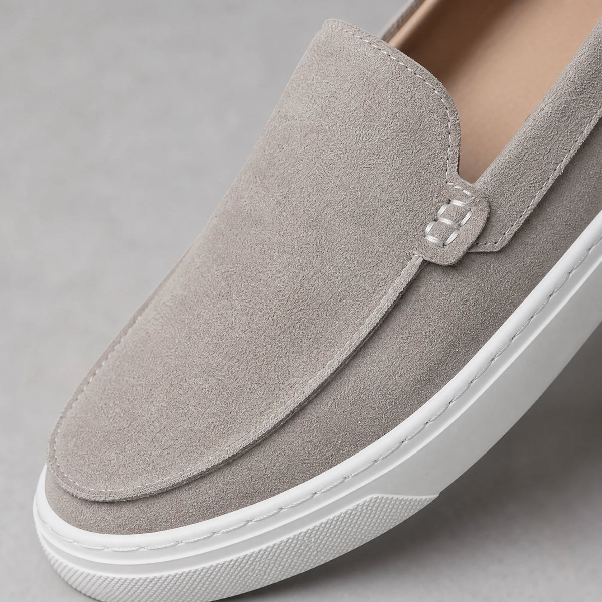 Mocasín de suela gruesa de ante para hombre gris oscuro, vista de tres cuartos