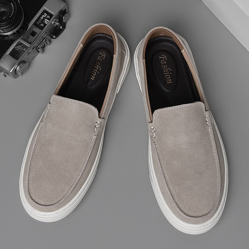 Mocasín de suela gruesa de ante para hombre camel, llevado con vaqueros