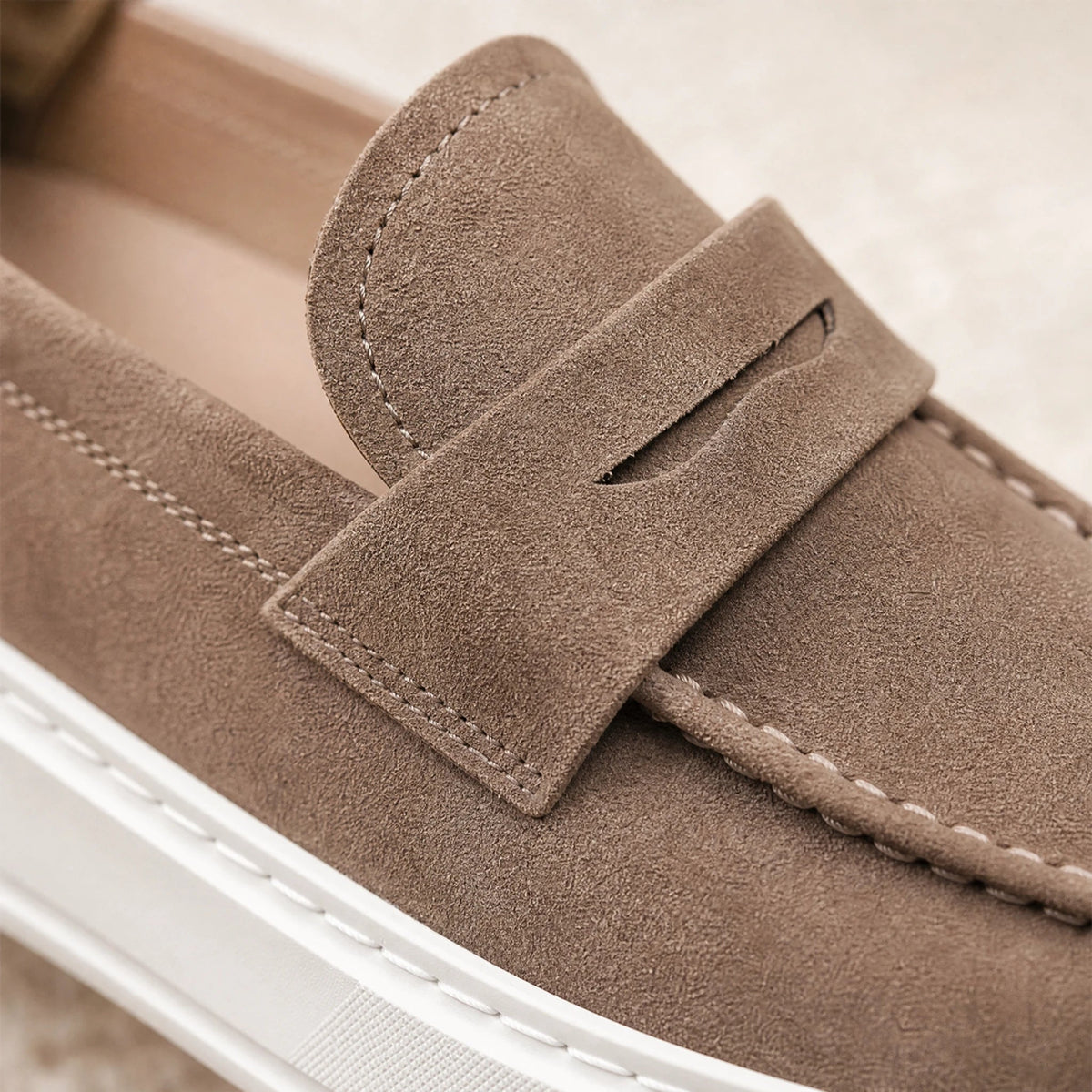 Mocasín topo con suela blanca gruesa, vista lateral Imagen