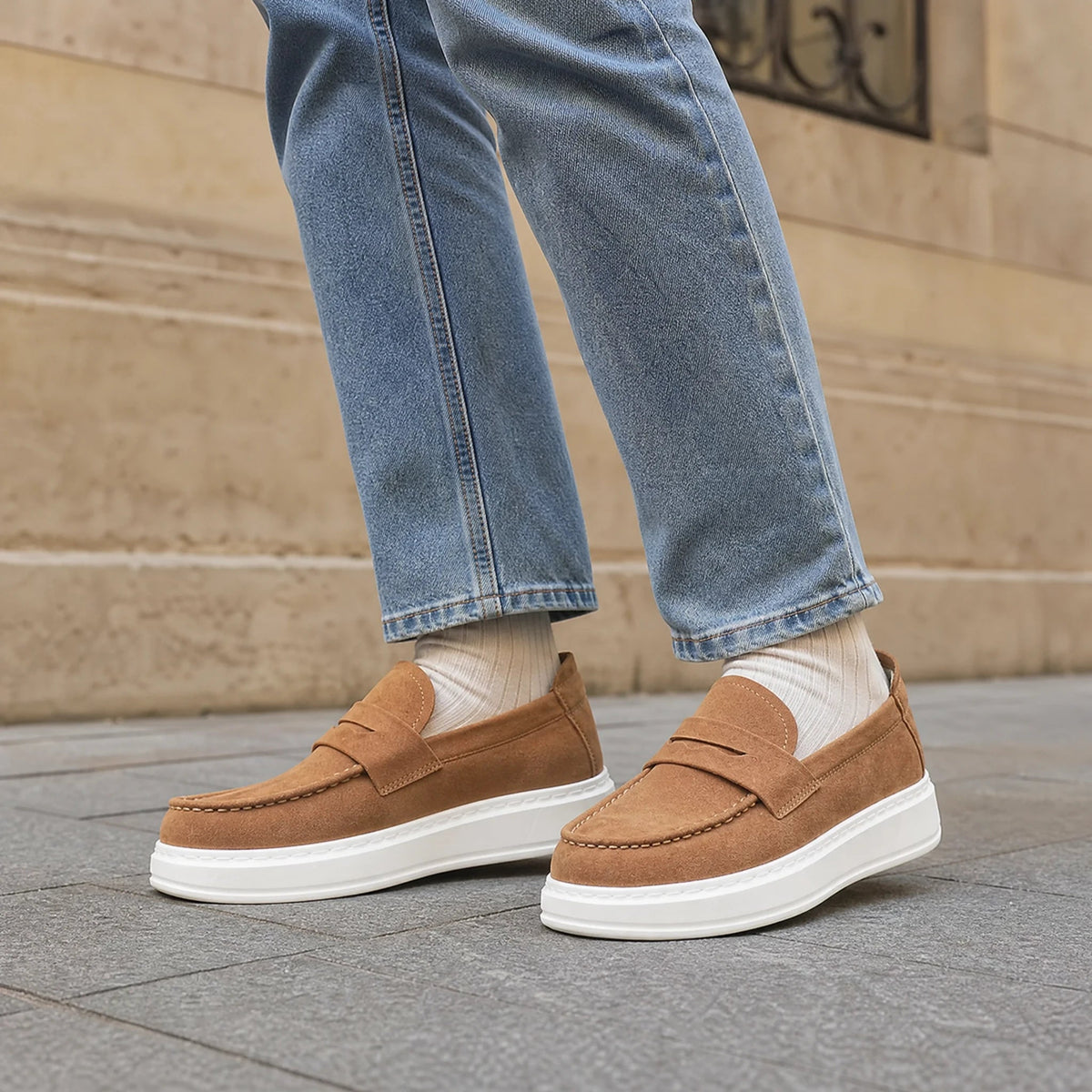 Mocasín camel con suela blanca gruesa