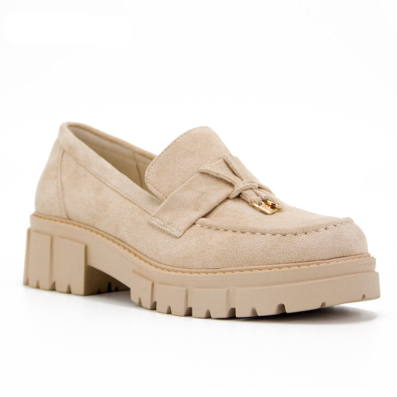 Mocasines con borla beige suela gruesa para mujer