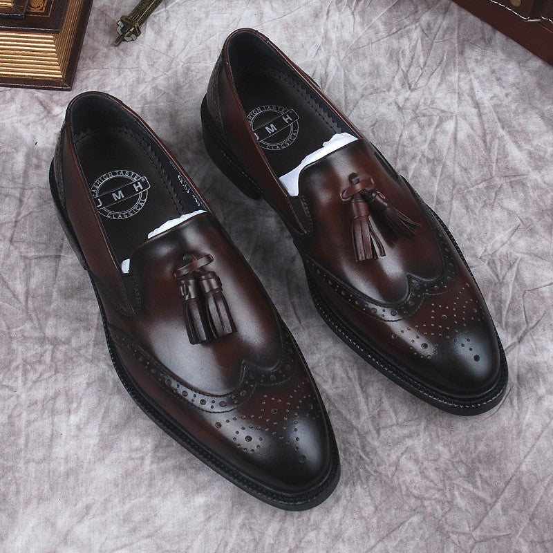 Mocasines de borlas para hombre en cuero genuino marrón con fondo gris