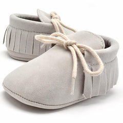 Mocasines con cordones y flecos para bebé, Plata
