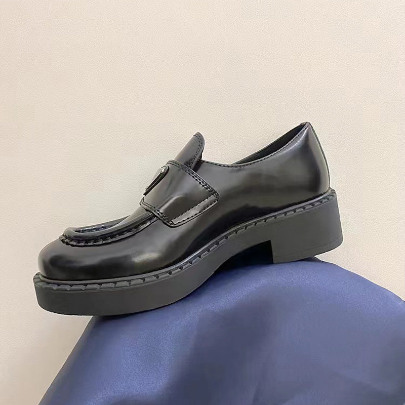 mocasín de cuero negro sobre un suelo azul