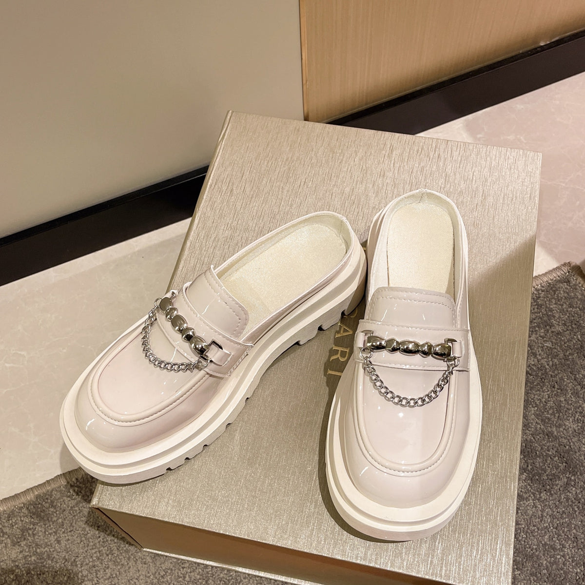 Mocasines con plataforma y cadenitas plateadas para mujer
