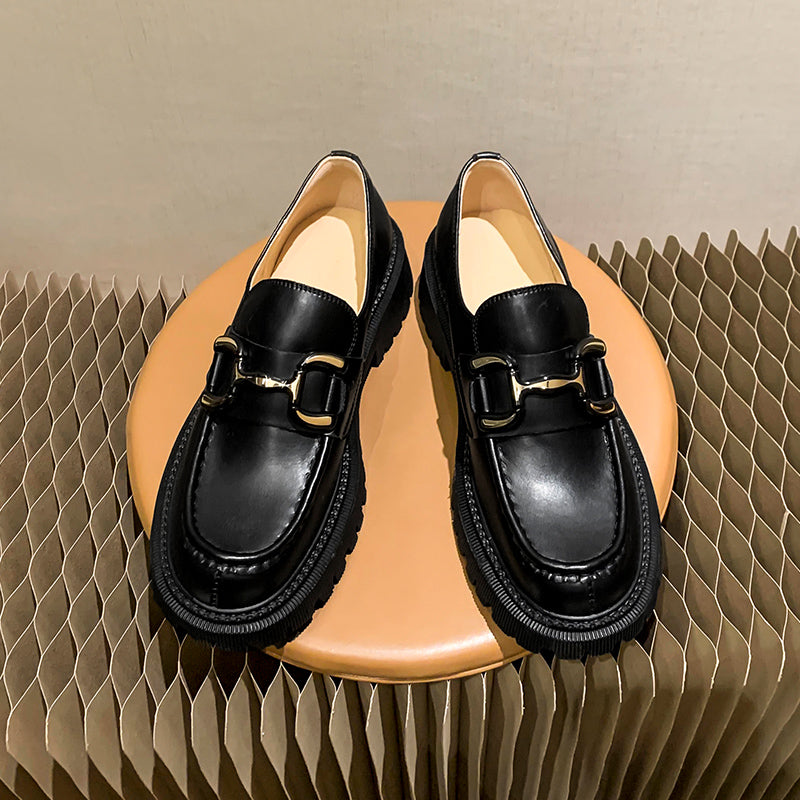 Mocasines de tacón grueso en colores neutros para mujer