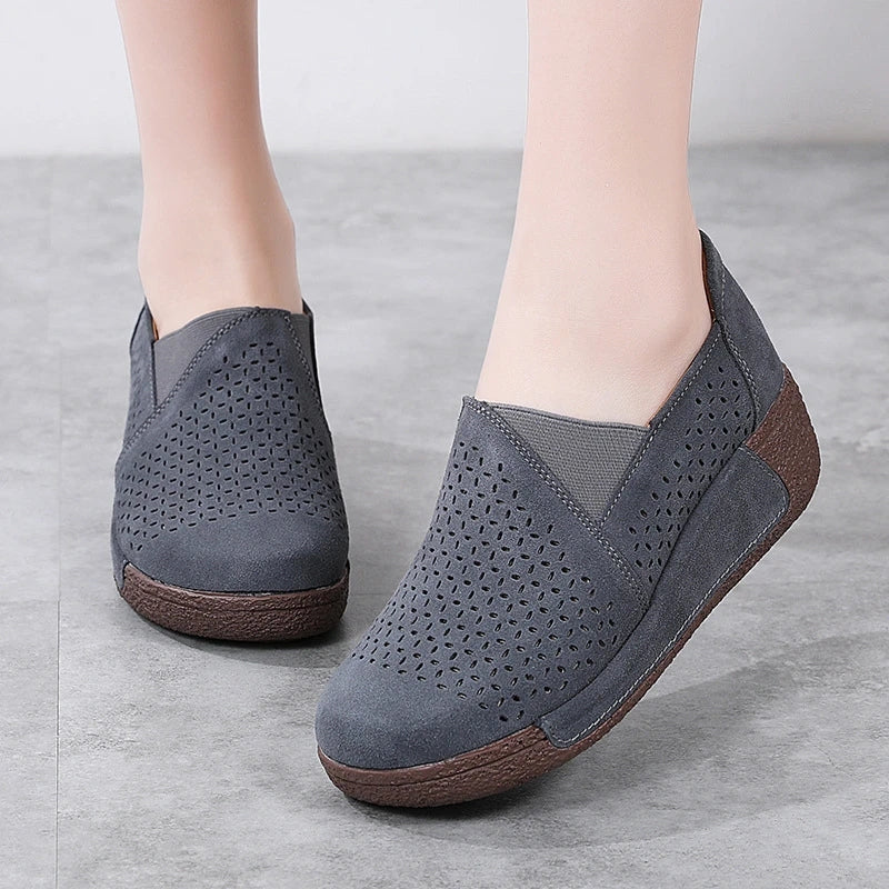 Mocasines calados cómodos con suela compensada para mujer