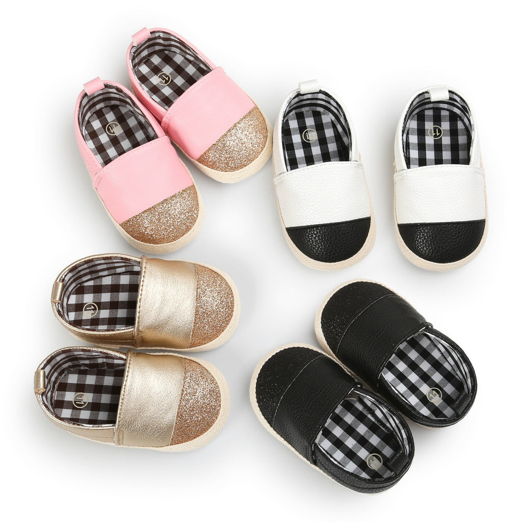 Cuatro pares de brillantes mocasines bicolor para bebés en rosa, blanco, dorado y negro