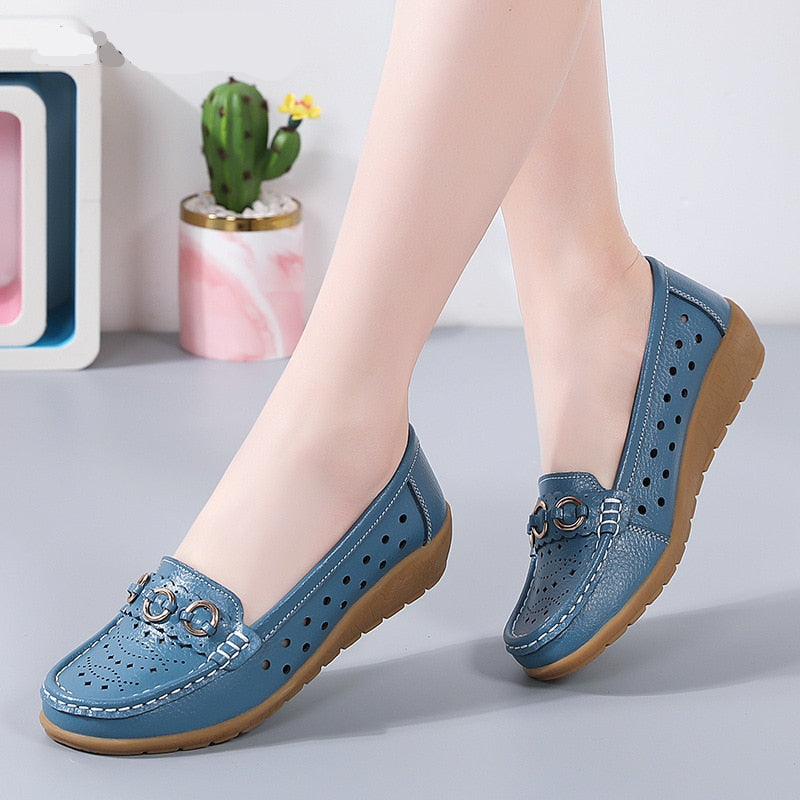 Mocasines con plataforma y detalles de hebillas doradas para mujer