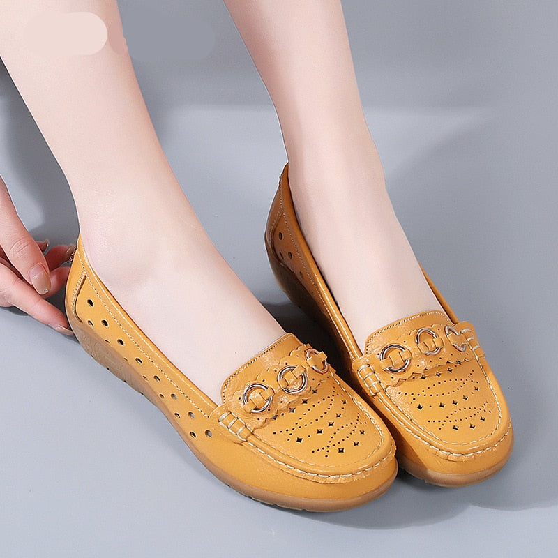Mocasines con plataforma y detalles de hebillas doradas para mujer