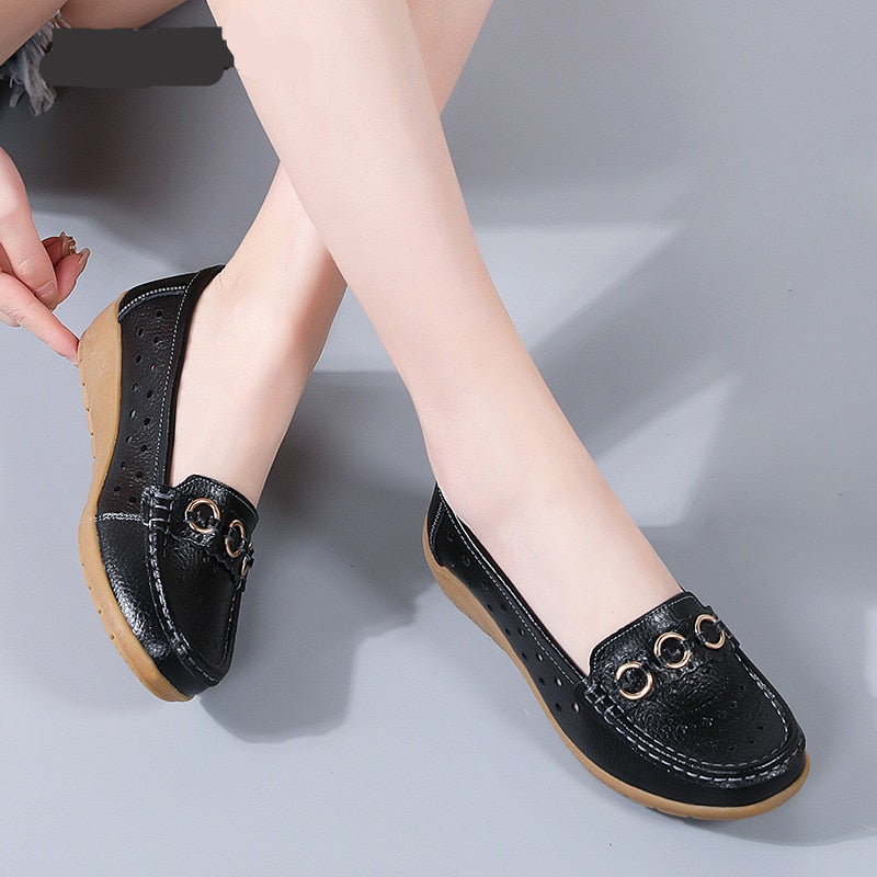 Mocasines con plataforma y detalles de hebillas doradas para mujer